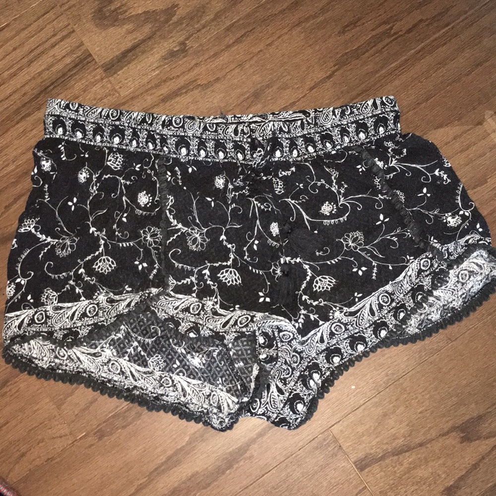 UO Floral Black & White Printed Dolphin Shorts - Picture 2 of 4